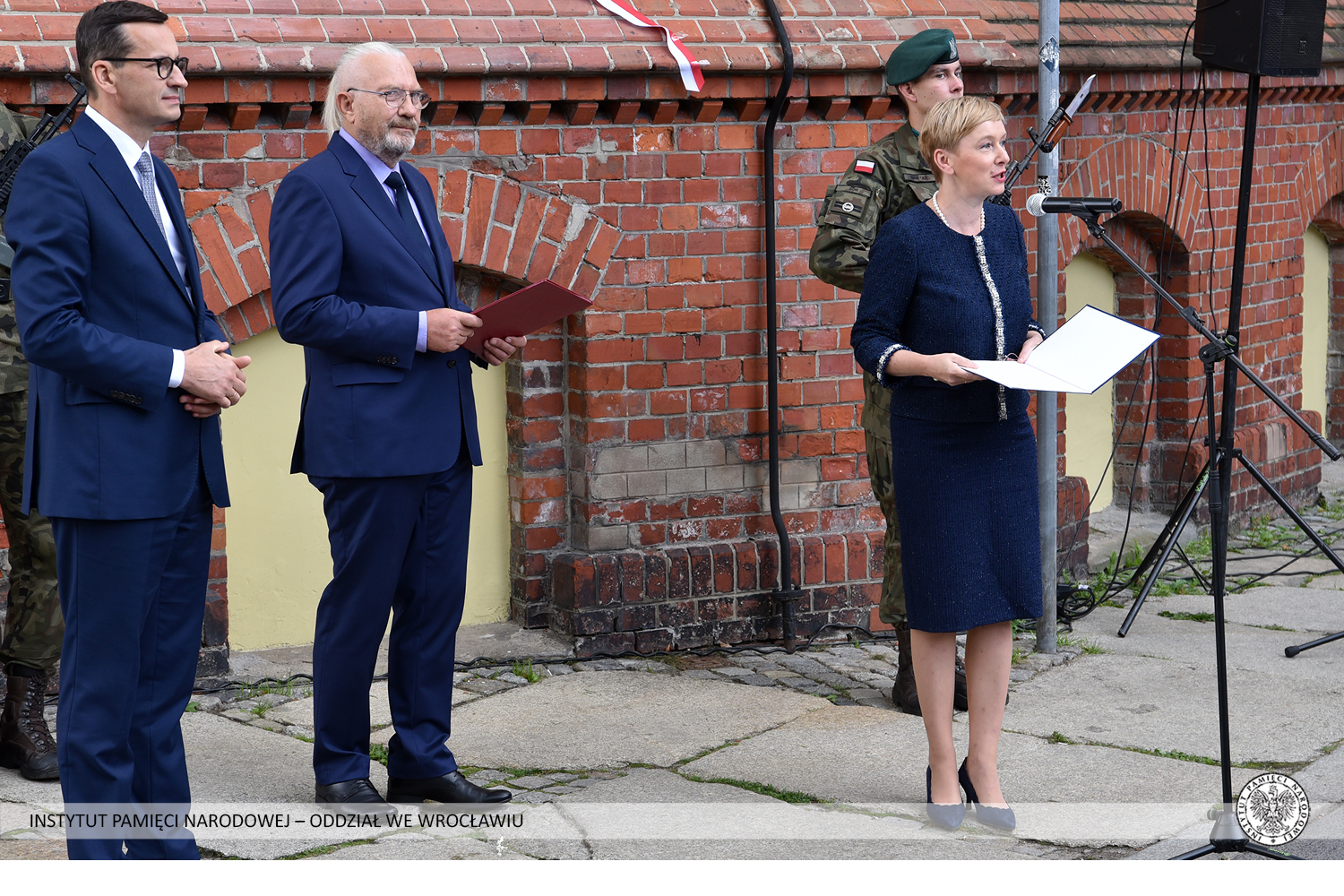 Odsłonięcie tablicy poświęconej prezydentowi Lechowi Kaczyńskiemu – Wrocław, 27 sierpnia 2021 Odsłonięcie tablicy poświęconej prezydentowi Lechowi Kaczyńskiemu – Wrocław, 27 sierpnia 2021