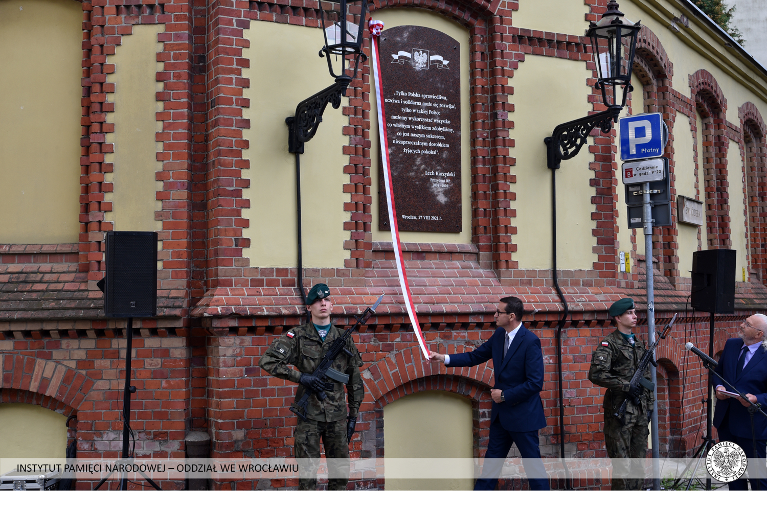 Odsłonięcie tablicy poświęconej prezydentowi Lechowi Kaczyńskiemu – Wrocław, 27 sierpnia 2021 Odsłonięcie tablicy poświęconej prezydentowi Lechowi Kaczyńskiemu – Wrocław, 27 sierpnia 2021