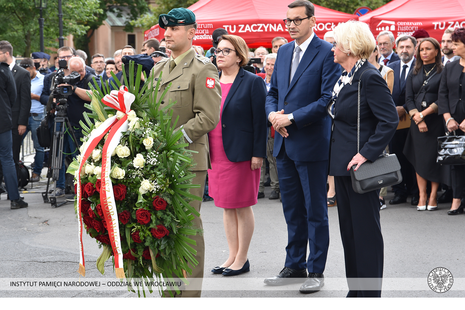 Składanie wieńców pod tablicą poświęconą Lechowi Kaczyńskiemu Składanie wieńców pod tablicą poświęconą Lechowi Kaczyńskiemu