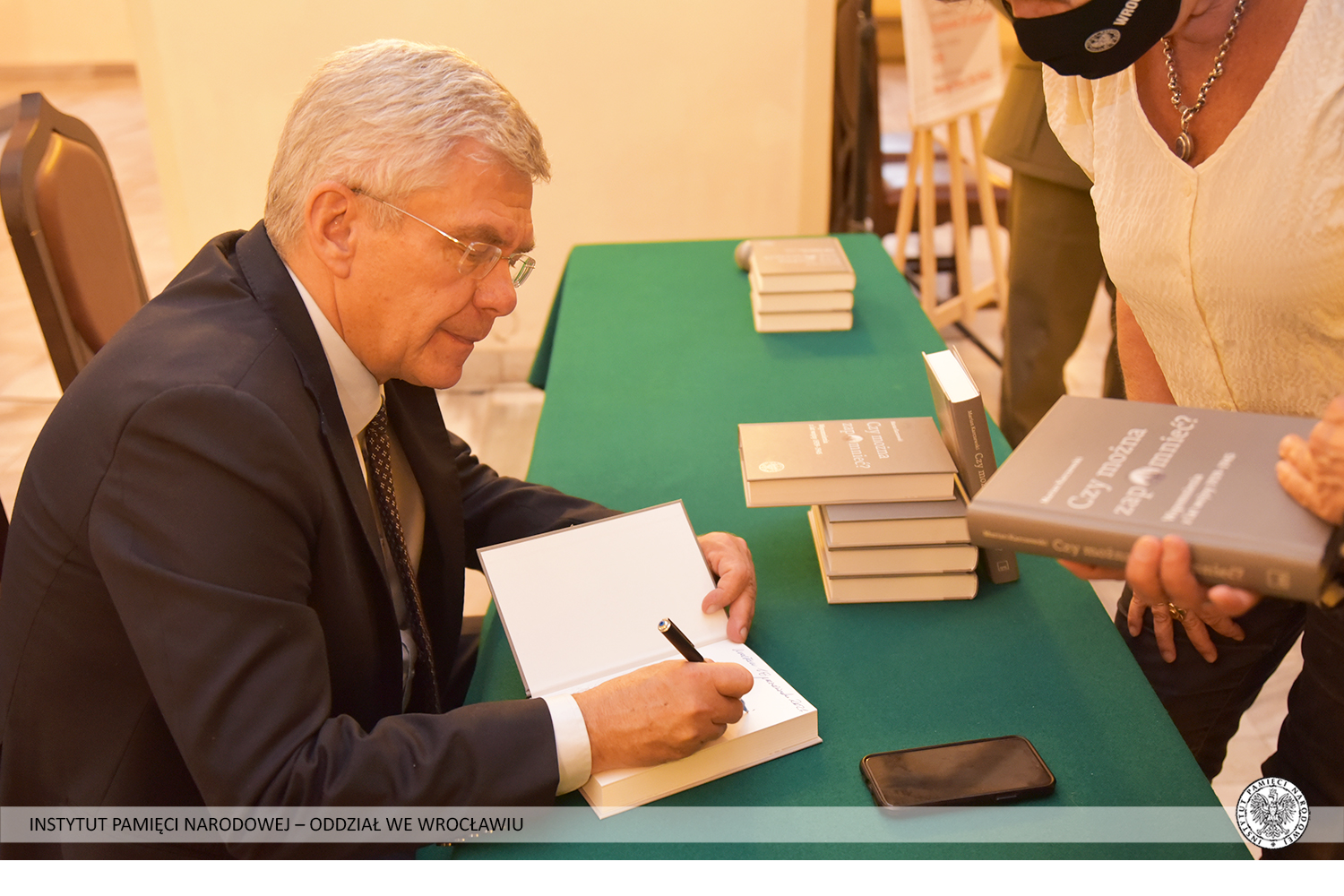 Po spotkaniu Stanisław Karczewski podpisywał chętnym książkę Mariana Karczewskiego „Czy można zapomnieć? Wspomnienia z lat wojny 1939–1945” Po spotkaniu Stanisław Karczewski podpisywał chętnym książkę Mariana Karczewskiego „Czy można zapomnieć? Wspomnienia z lat wojny 1939–1945”