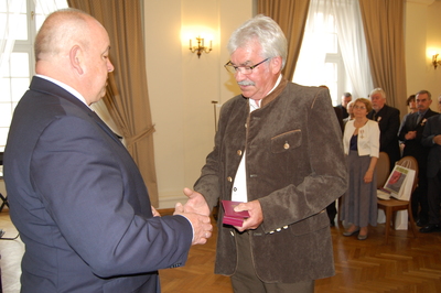 Bronisław Bienkiewicz odznaczenie odbiera syn Wiesław Bienkiewicz