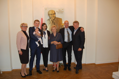 Pamiątkowe zdjęcie Rodziny śp. Jerzego Woźniaka pod tablicą w Urzędzie Wojewódzkim