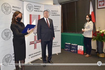 Wręczenie Krzyża Wolności i Solidarności Jolancie Grzelczyk, stoją od lewej: dr Katarzyna Pawlak-Weiss, dr Andrzej Drogoń, Monika Sójka