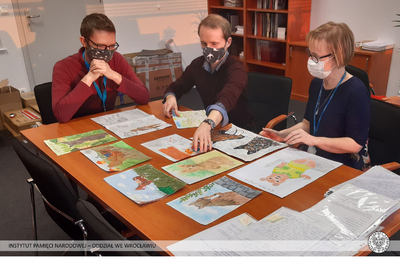 Obrady jury konkursowego – komisja ogląda i omawia przysłane prace