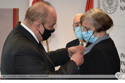 Wręczenie Krzyża Wolności i Solidarności Krystynie i Karolowi Skibińskim