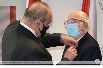 Wręczenie Krzyża Wolności i Solidarności Krystynie i Karolowi Skibińskim