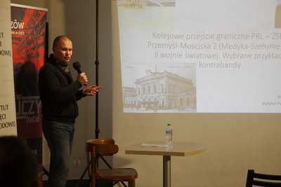 dr Piotr Olechowski (IPN Centrala) z wystąpieniem „Kolejowe przejście graniczne PRL – ZSRR Przemyśl–Mościska 2 (Medyka–Szehynie) po II wojnie światowej. Wybrane przykłady kontrabandy”. Fot. Agnieszka Tybur (Muzeum w Chorzowie)
