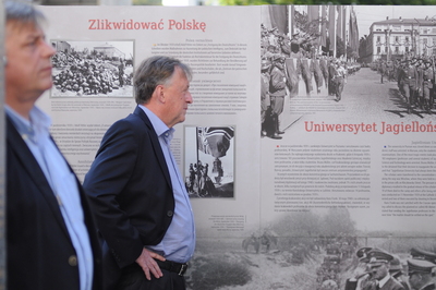 Wystawa „Kaźń profesorów lwowskich. Wzgórza Wuleckie 1941” przed Parlamentem Europejskim