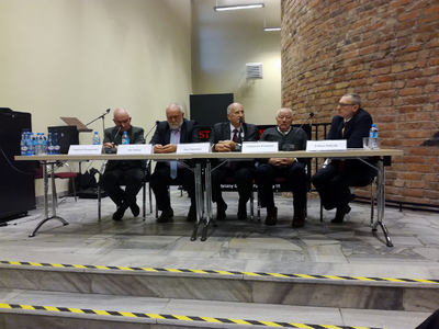 Panel dyskusyjny z udziałem przywódców strajków w pierwszych dniach Stanu wojennego w Zagłębiu Miedzowym. Od lewej: Andrzej Poroszewski (ZG Rudna), Jan Madej (ZG Polkowice), Józef Sławiński (HM Głogów), Franciszek Kamiński (ZG Rudna). Moderator Łukasz Sołtysik ( OBBH IPN Wrocław)