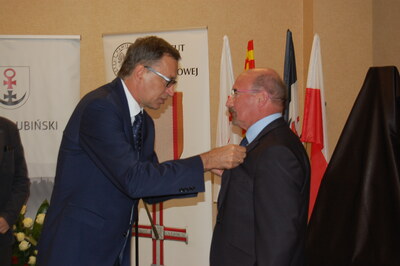 Krzyż Wolności i Solidarności odbiera Adam Myrda