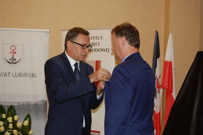 Krzyż Wolności i Solidarności odbiera Robert Raczyński