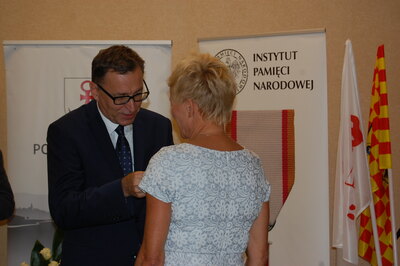 Krzyż Wolności i Solidarności odbiera Krystyna Zawadzka