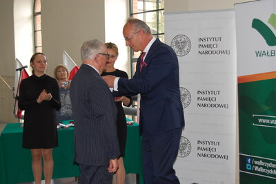 Krzyż Wolności i Solidarności odbiera Eugeniusz Kołczykiewicz