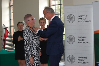 Krzyż Wolności i Solidarności odbiera Aleksandra Makowska-Prochera