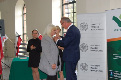 Odznaczenie odbiera Ryszarda Pakowska